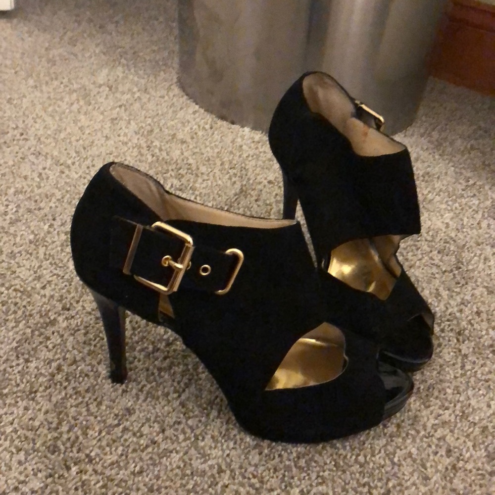 Suede black open-toe pump with buckle.